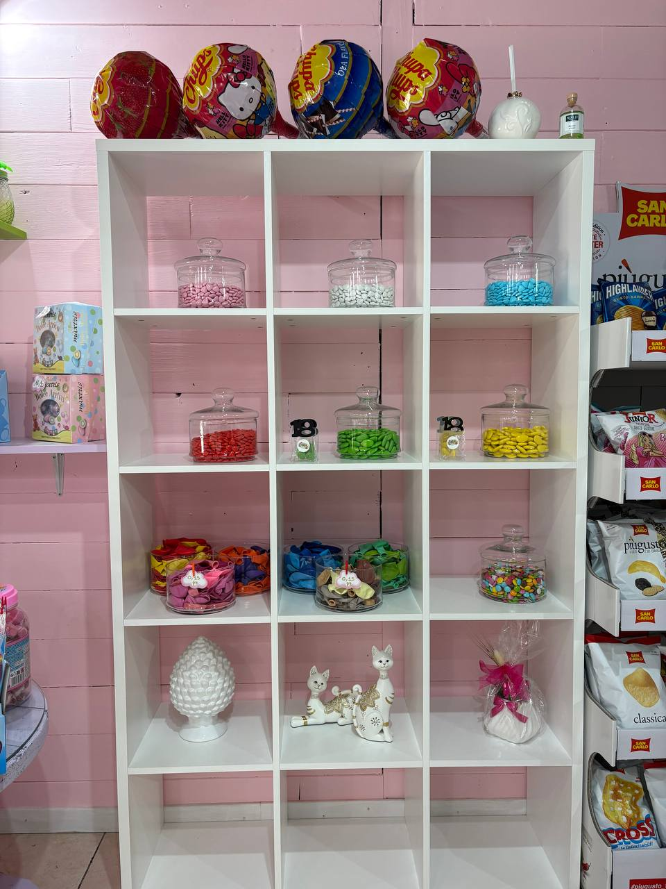 Espositore di confetti colorati in barattoli di vetro da Candy Point
