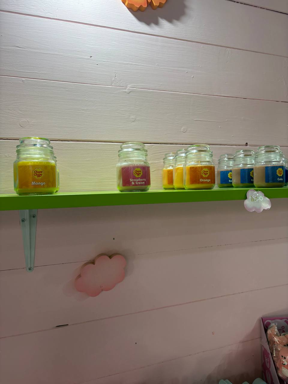 Dettaglio delle candele Chupa Chups nei gusti Mango, Strawberry & Cream, Orange e Cola