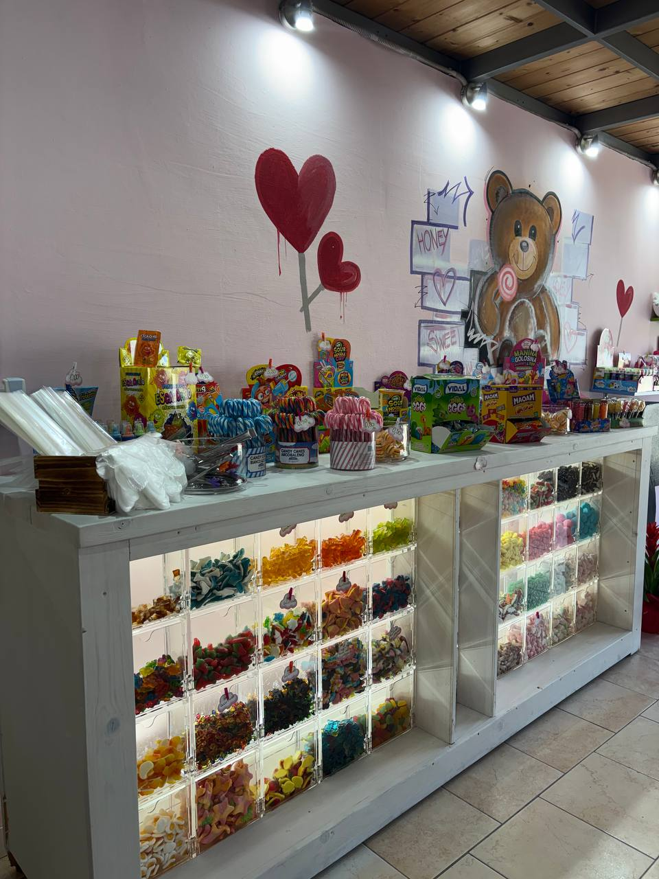 Banco Candy Point con caramelle sfuse, murales dell'orsetto e decorazioni a cuore