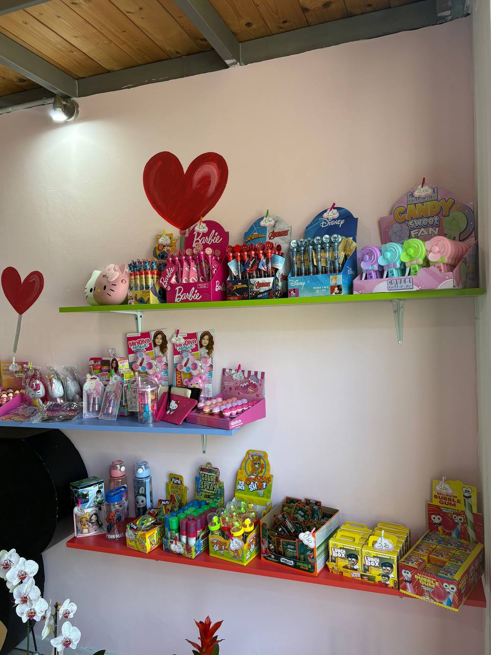 Mensole con caramelle Barbie, Disney, Spider-Man e ventagli candy da Candy Point