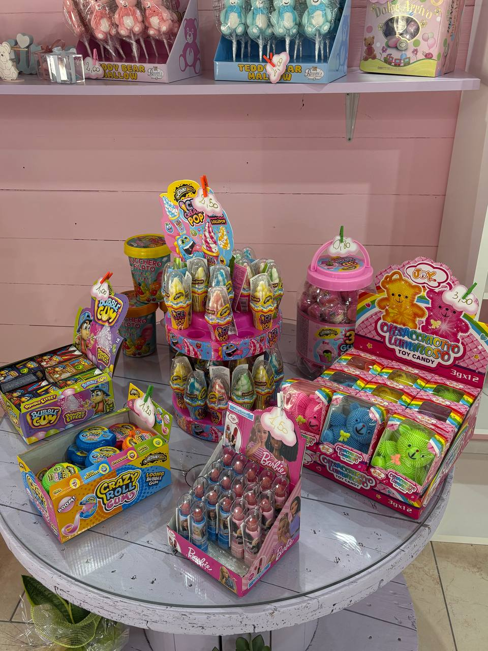 Tavolo espositivo con lecca-lecca, bubble gum, ice cream pop e giochi con caramelle