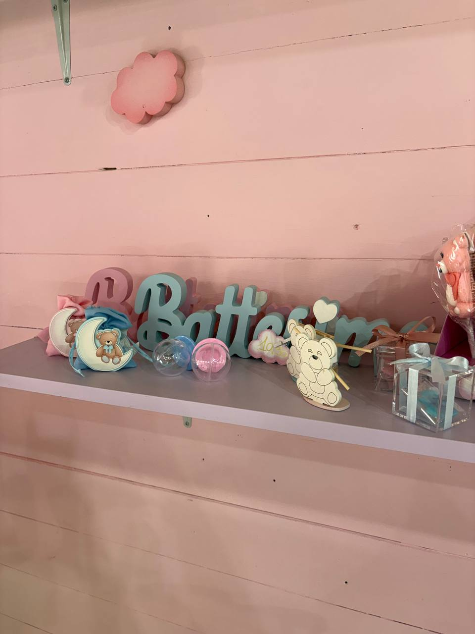 Scritta in legno 'Battesimo' con bomboniere, orsetti e decorazioni celeste e rosa
