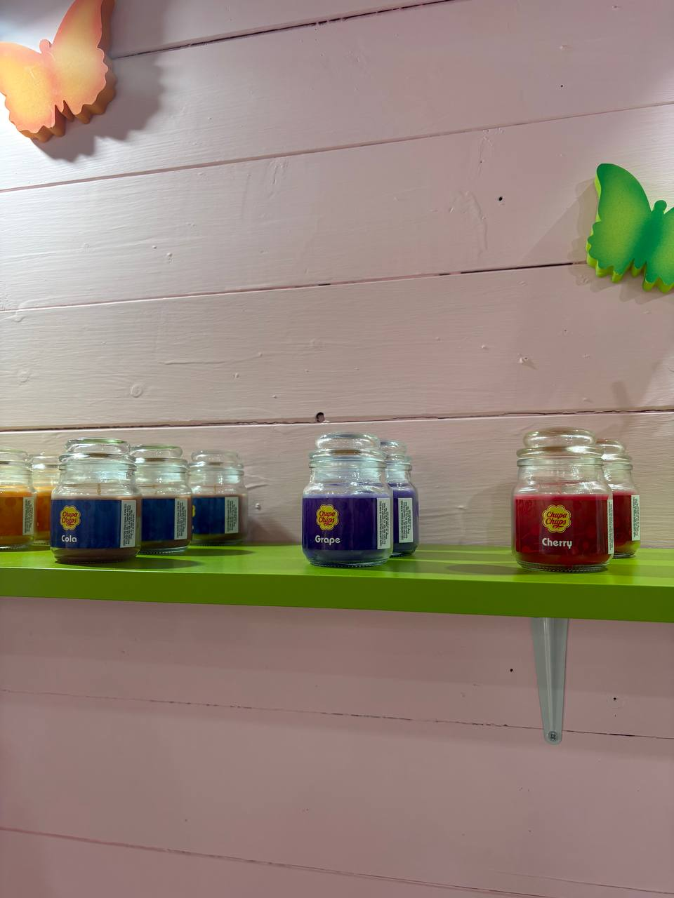 Candele Chupa Chups nei gusti Cola, Grape e Cherry esposte da Candy Point