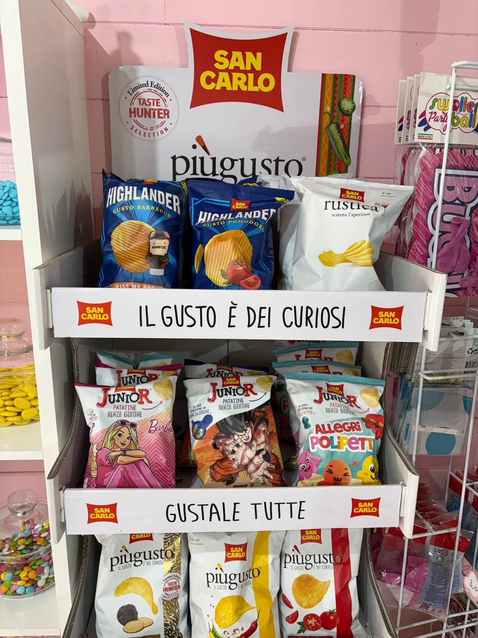 Dettaglio dell'espositore con patatine e snack salati