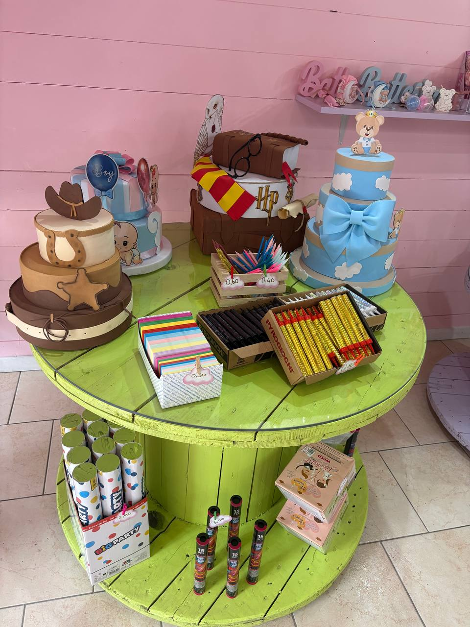 Dettaglio delle torte compleanno e degli accessori per feste esposti da Candy Point