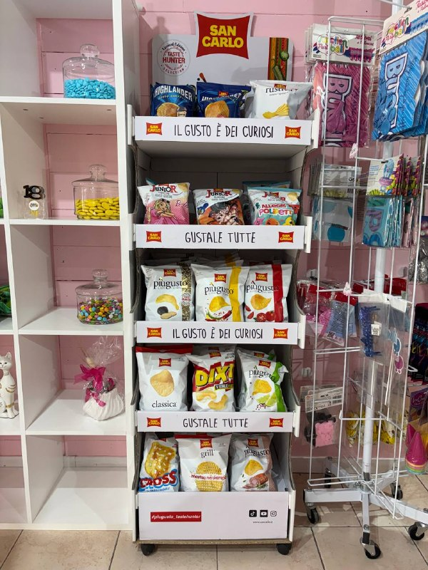 Espositore di snack e patatine disponibili da Candy Point