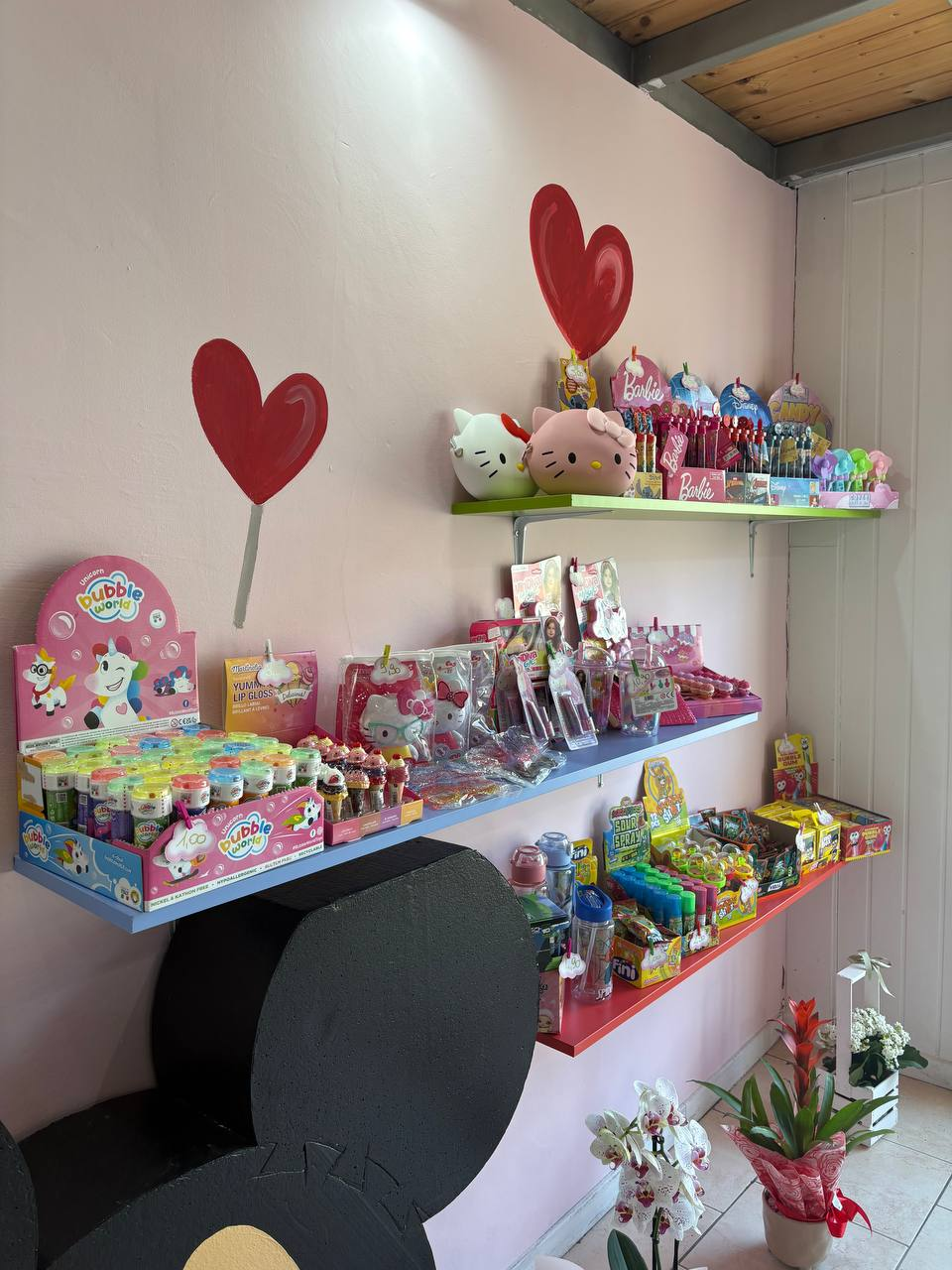 Scaffali colorati con bubble world, Hello Kitty, gadget e caramelle da Candy Point