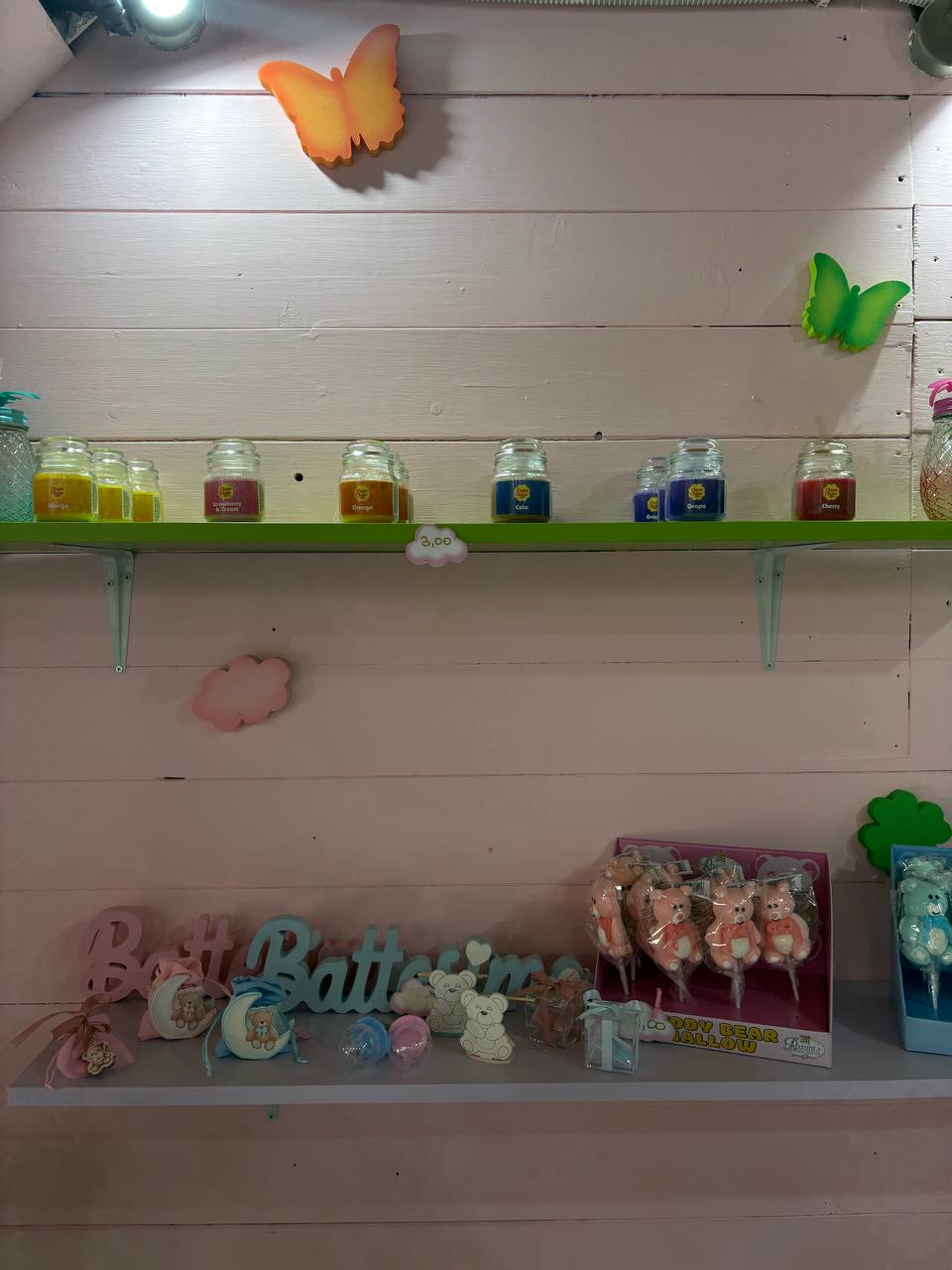Mensola con candele profumate Chupa Chups in barattolo e allestimento battesimo Candy Point